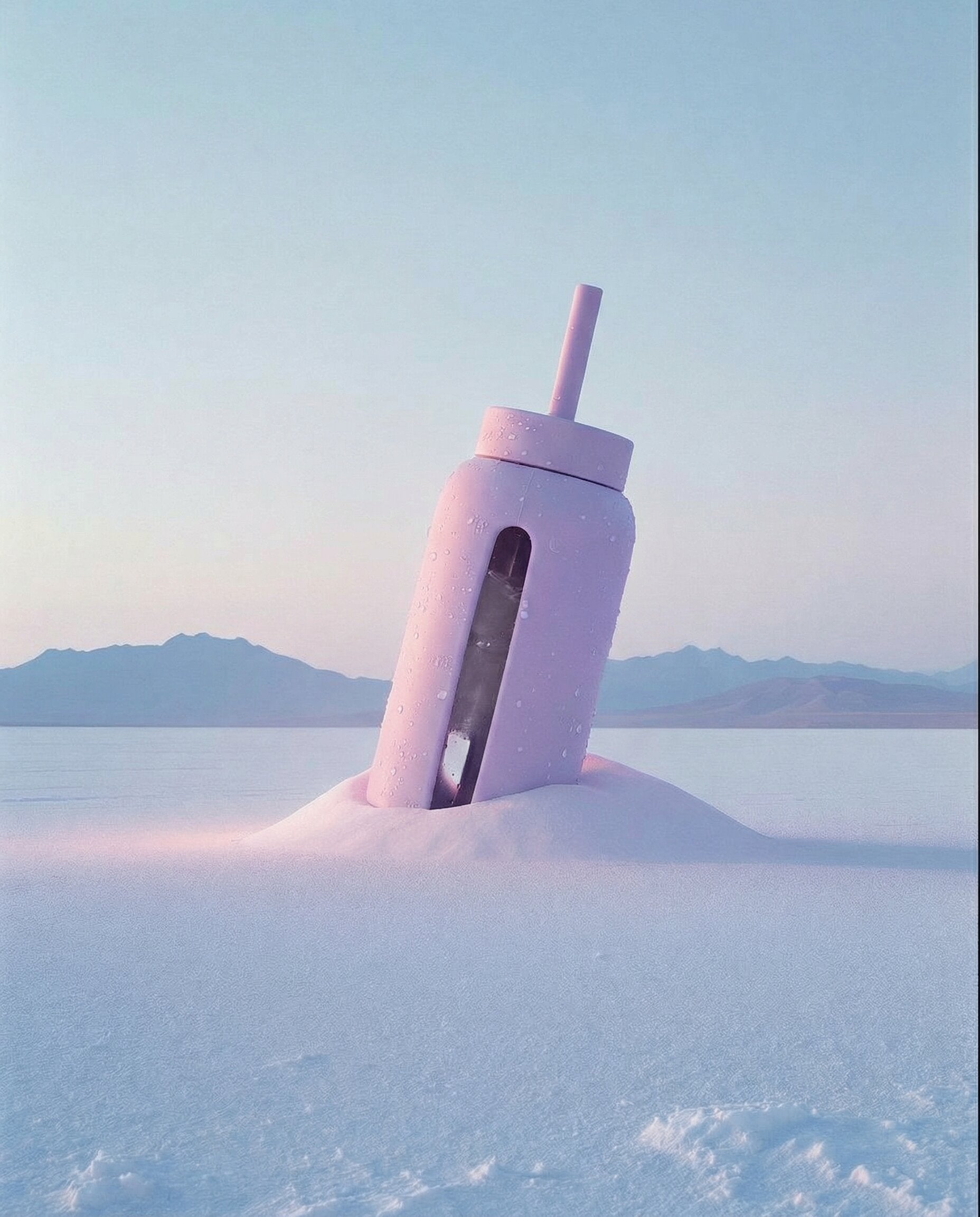 Muuki 720 ml Pastel Lilac – szklana butelka z uchwytem i silikonowym rękawem