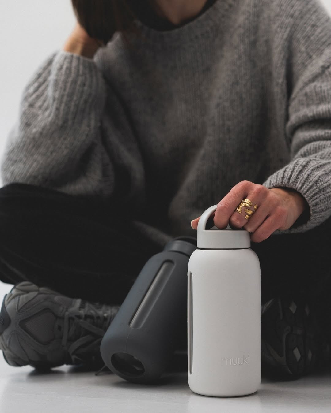 Muuki Daily Bottle Smoke Grey – butelka ze szkła borokrzemowego odpornego na zmiany temperatury