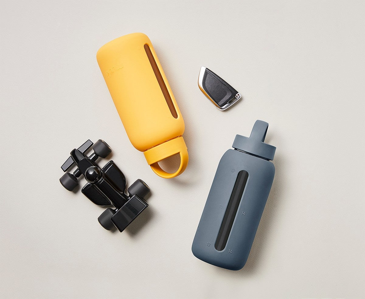 Szara butelka na wodę Muuki Daily Bottle 720 ml z uchwytem i minimalistycznym designem 