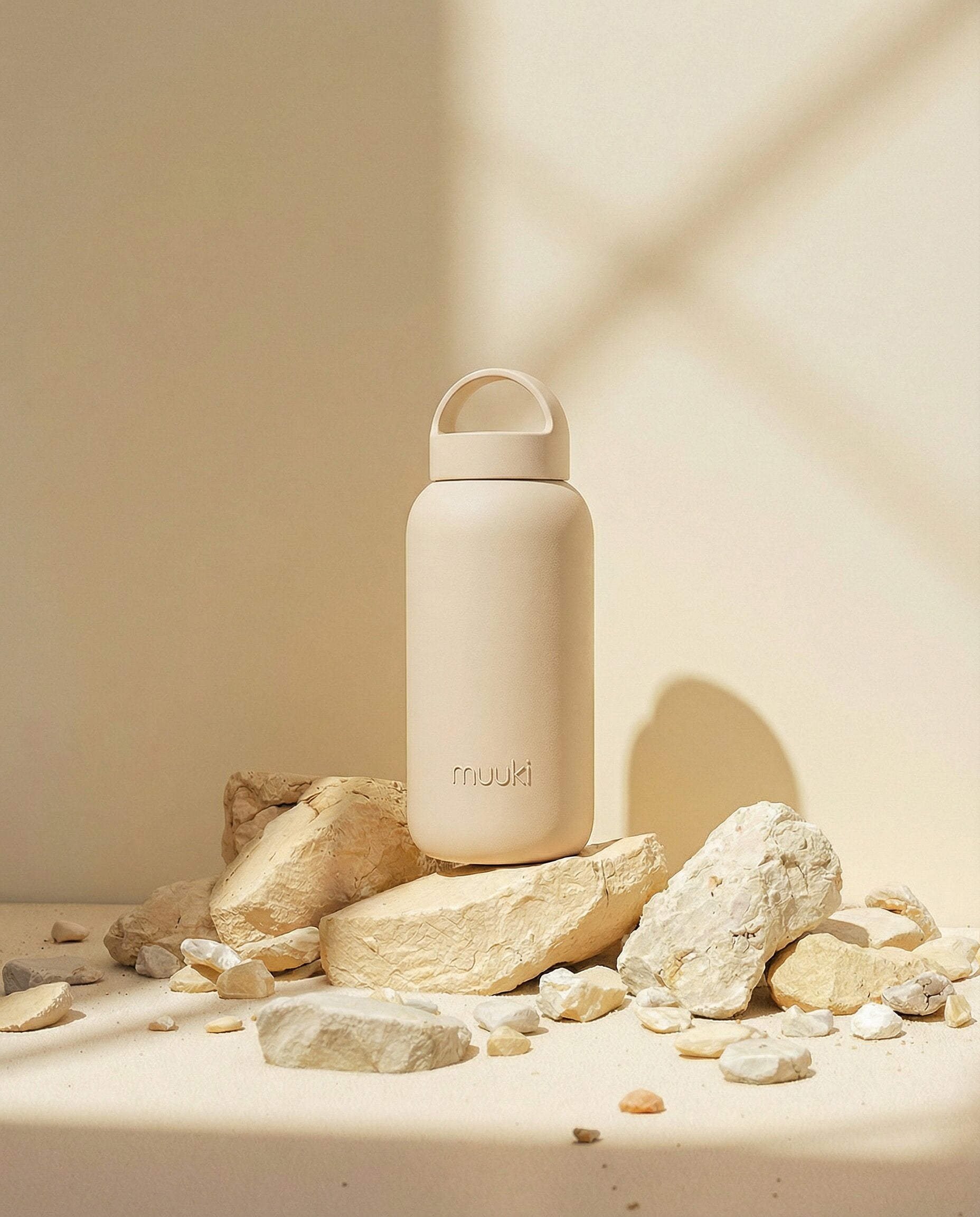 Muuki 720 ml Summer Sand – szklana butelka z uchwytem i silikonowym rękawem