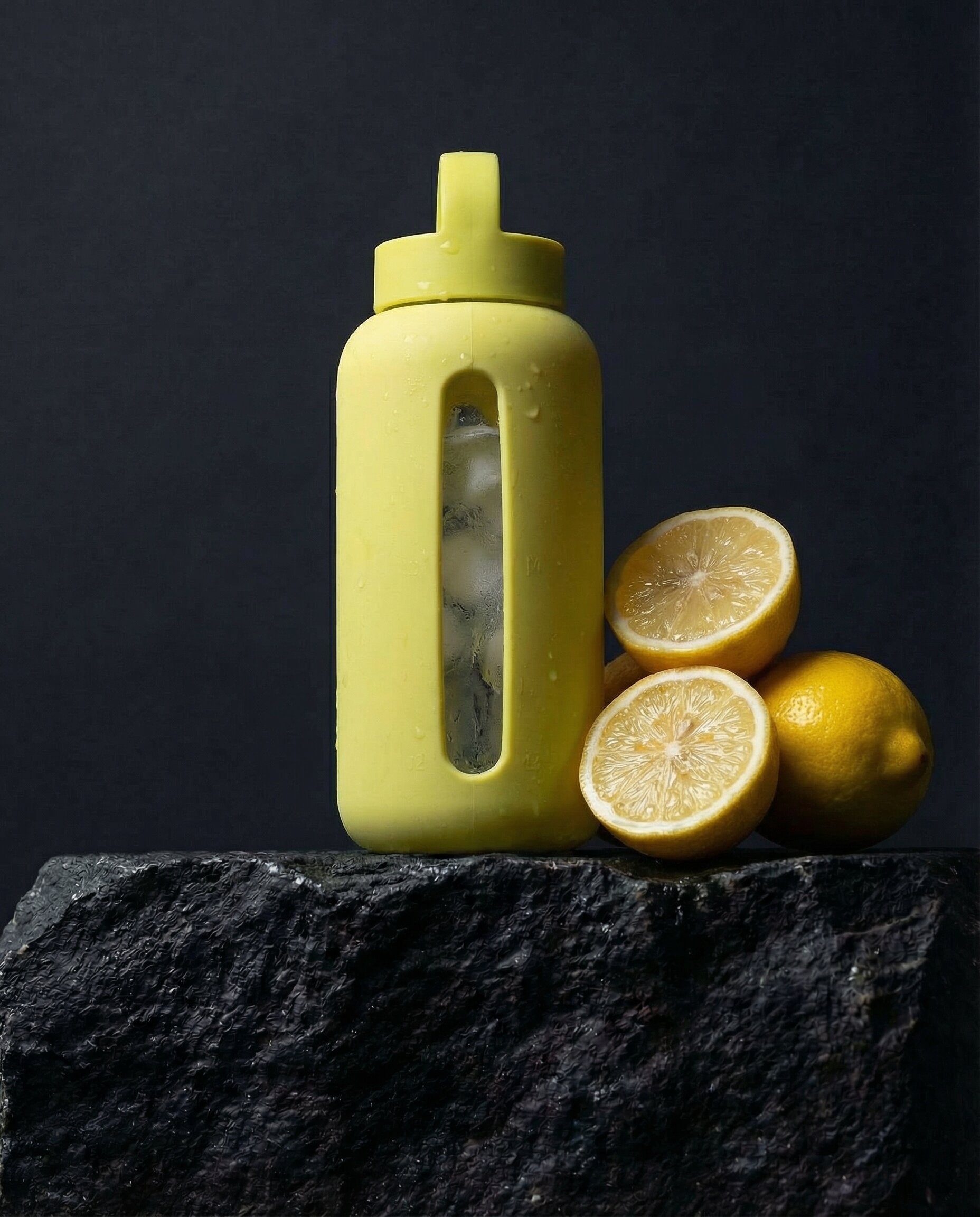 Żółta butelka Muuki 720 ml z oznaczeniem godzinowym do monitorowania nawodnienia