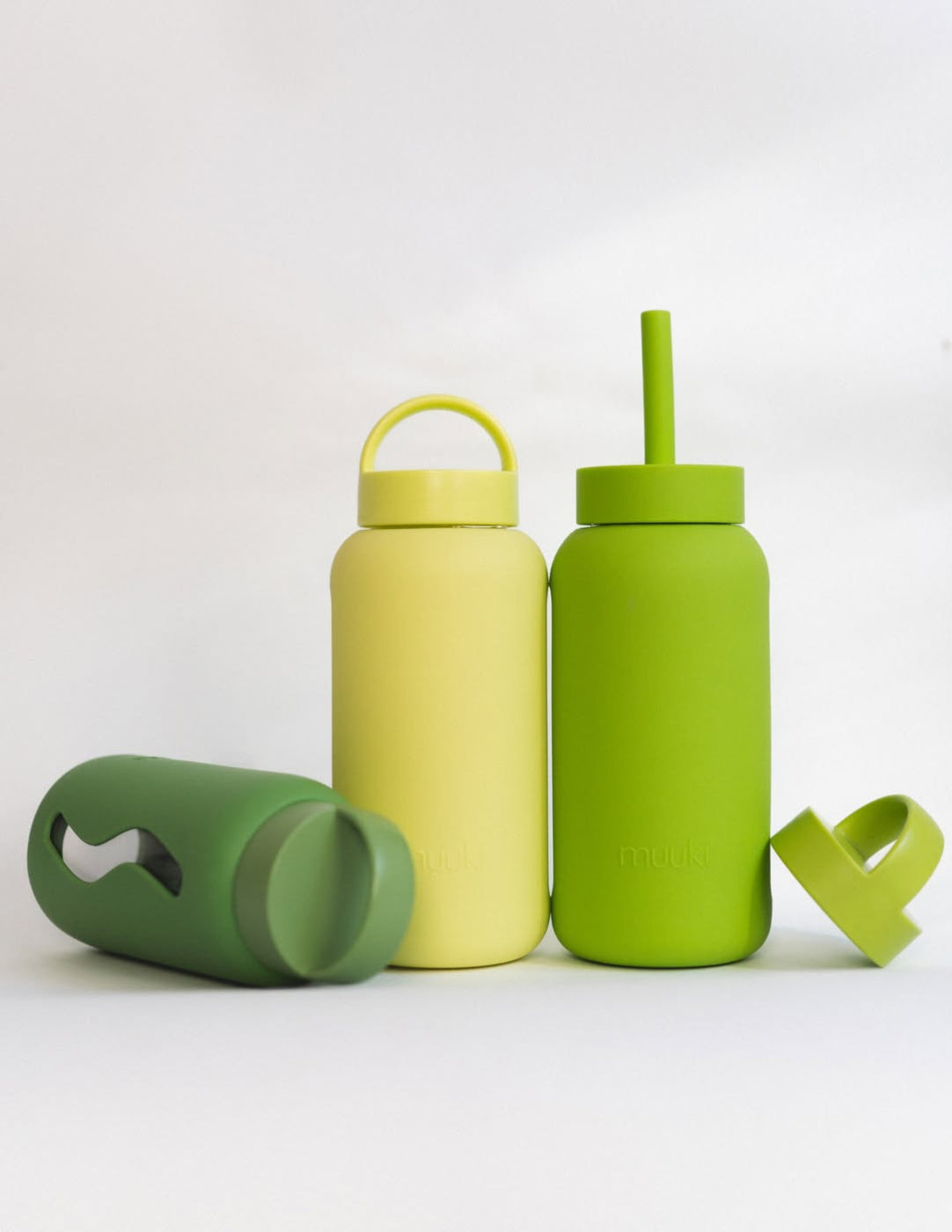 Muuki 720 ml Sunny Lemonade – butelka z uchwytem i silikonowym rękawem