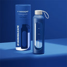 Wessper Borosilicate Blue – niebieska, szklana butelka motywacyjna 1 l. Szkło borokrzemowe, silikonowe etui, szczelna zakrętka, miarka godzinowa, do zimnych i gorących napojów.