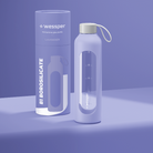 Wessper Borosilicate Lavender– fioletowa, szklana butelka motywacyjna 1 l. Szkło borokrzemowe, silikonowe etui, szczelna zakrętka, miarka godzinowa, bez BPA, do zimnych i gorących napojów.