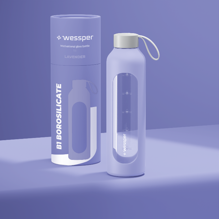 Wessper Borosilicate Lavender– fioletowa, szklana butelka motywacyjna 1 l. Szkło borokrzemowe, silikonowe etui, szczelna zakrętka, miarka godzinowa, bez BPA, do zimnych i gorących napojów.