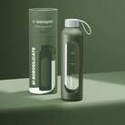 Wessper Borosilicate Olive – zielona, szklana butelka motywacyjna 1 l. Szkło borokrzemowe, silikonowe etui, szczelna zakrętka, miarka godzinowa, bez BPA, do zimnych i gorących napojów.