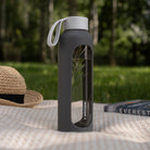 Wessper Borosilicate Cool Grey – szara, szklana butelka motywacyjna 500 ml. Szkło borokrzemowe, silikonowe etui, szczelna zakrętka, miarka godzinowa, bez BPA, do zimnych i gorących napojów.