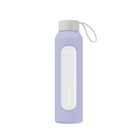 Wessper Borosilicate Lavender – fioletowa, szklana butelka motywacyjna 500 ml. Szkło borokrzemowe, silikonowe etui, szczelna zakrętka, miarka godzinowa, bez BPA, do zimnych i gorących napojów.