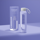 Wessper Borosilicate Lavender – fioletowa, szklana butelka motywacyjna 500 ml. Szkło borokrzemowe, silikonowe etui, szczelna zakrętka, miarka godzinowa, bez BPA, do zimnych i gorących napojów.