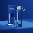 Wessper Borosilicate Navy Blue – niebieska, szklana butelka motywacyjna 500 ml. Szkło borokrzemowe, silikonowe etui, szczelna zakrętka, miarka godzinowa, bez BPA, do zimnych i gorących napojów.