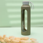 Wessper Borosilicate Olive – zielona, szklana butelka motywacyjna 500 ml. Szkło borokrzemowe, silikonowe etui, szczelna zakrętka, miarka godzinowa, bez BPA, do zimnych i gorących napojów.