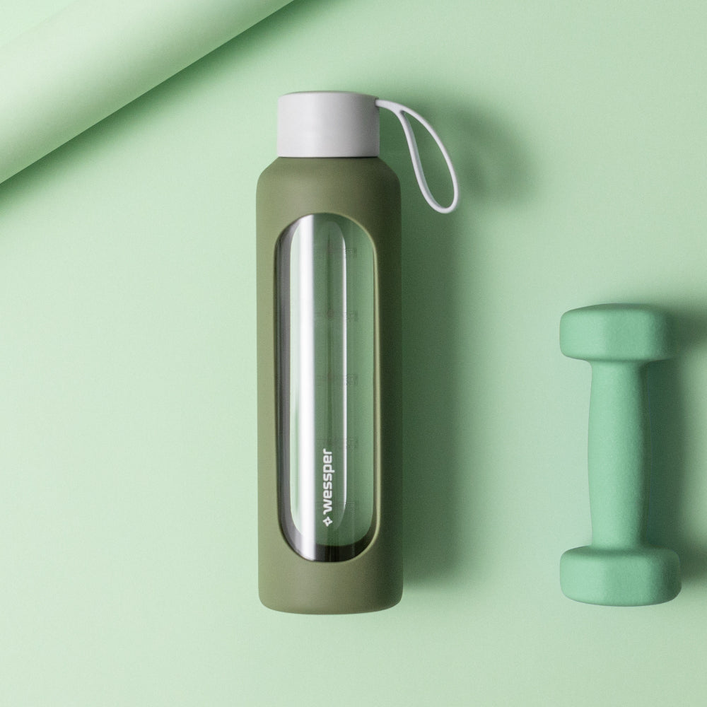 Wessper Borosilicate Olive – zielona, szklana butelka motywacyjna 500 ml. Szkło borokrzemowe, silikonowe etui, szczelna zakrętka, miarka godzinowa, bez BPA, do zimnych i gorących napojów.