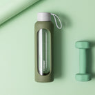 Wessper Borosilicate Olive – zielona, szklana butelka motywacyjna 500 ml. Szkło borokrzemowe, silikonowe etui, szczelna zakrętka, miarka godzinowa, bez BPA, do zimnych i gorących napojów.