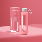 Wessper Borosilicate Pink – róźowa, szklana butelka motywacyjna 500 ml. Szkło borokrzemowe, silikonowe etui, szczelna zakrętka, miarka godzinowa, bez BPA, do zimnych i gorących napojów.
