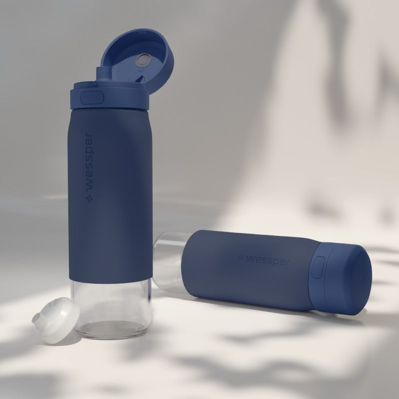 Wessper B2 GLASS Actitex™ 700 ml – szklana butelka filtrująca, redukuje chlor, szczelna, z licznikiem filtra, niebieska