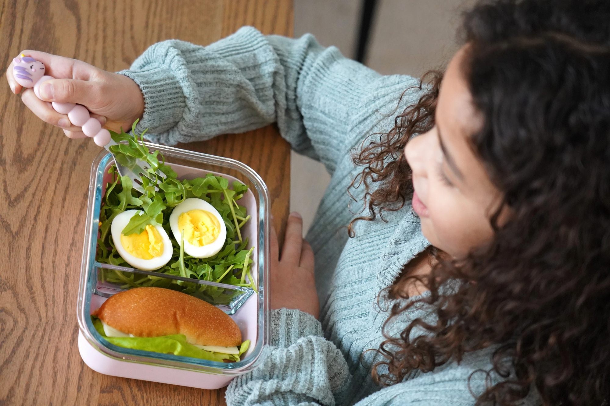 Szklany lunchbox z silikonową osłonką Melii - wytrzymały, 100% szczelny, z przegródką, bezpieczny dla zdrowia, wykonany ze szkła borokrzemowego, idealny do pracy i szkoły, kolor: różowy