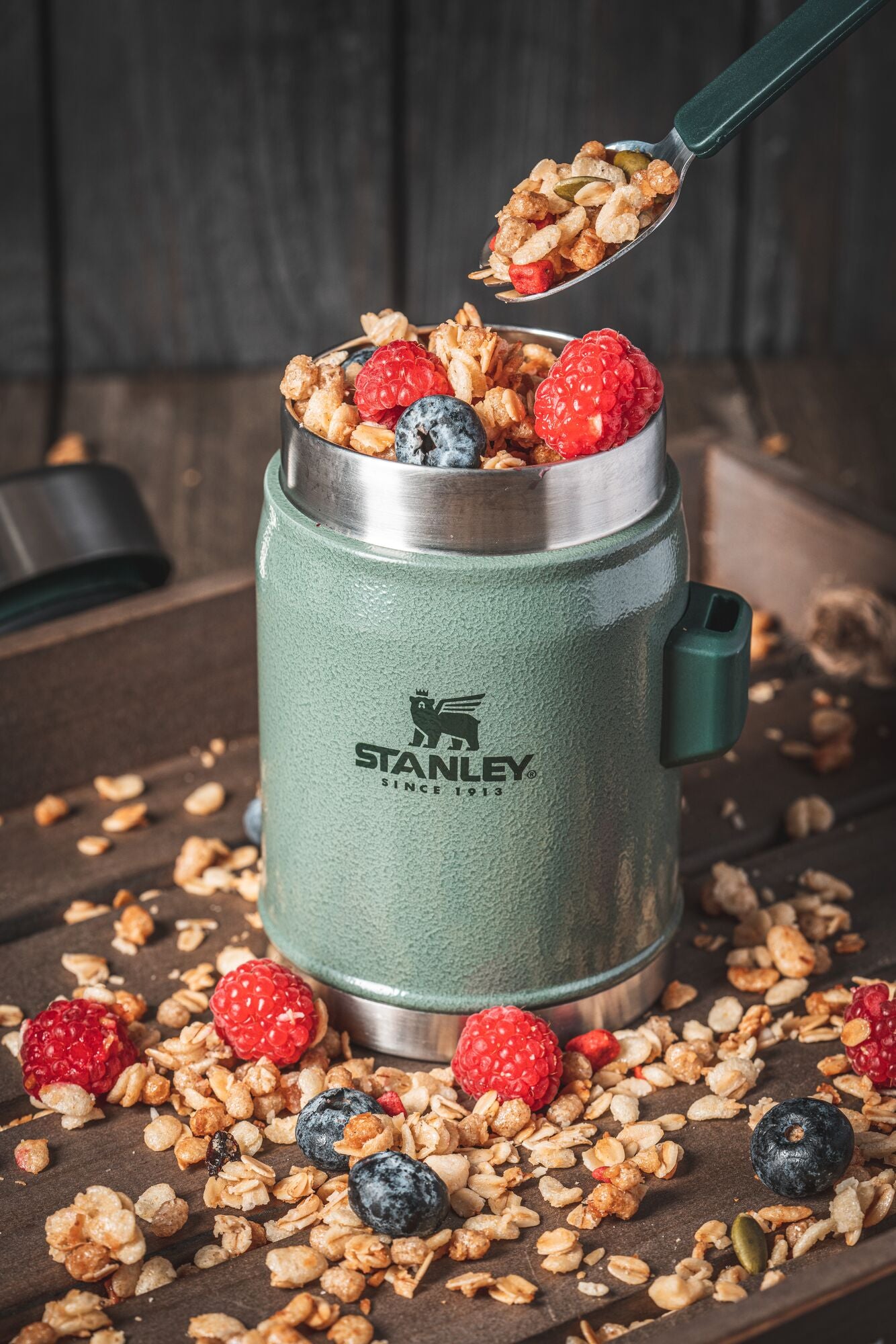 Zielony termos obiadowy Stanley 400 ml z szerokim wlotem ułatwiającym jedzenie