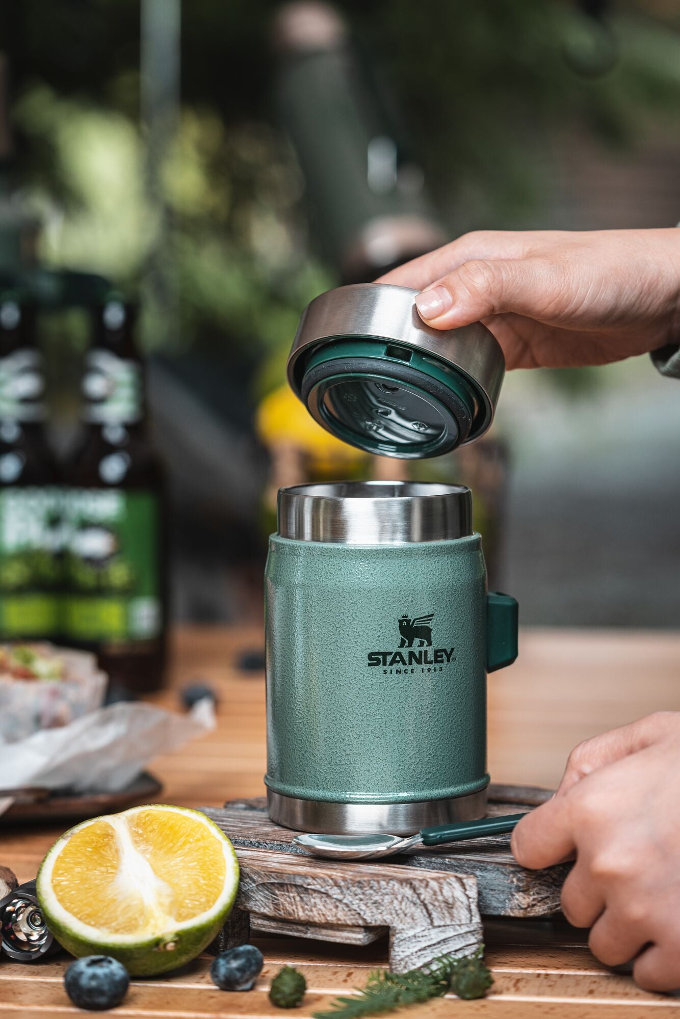 Zielony termos obiadowy Stanley ze stalowym widelco-nożem w zestawie