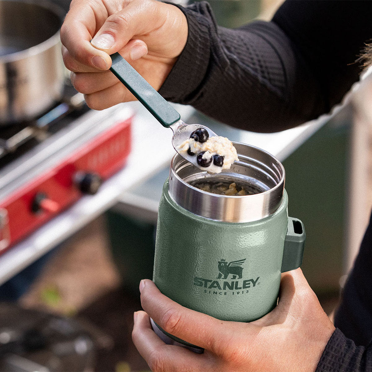 Zielony termos obiadowy Stanley Classic 400 ml – kompaktowy, z izolacją i łyżką.
