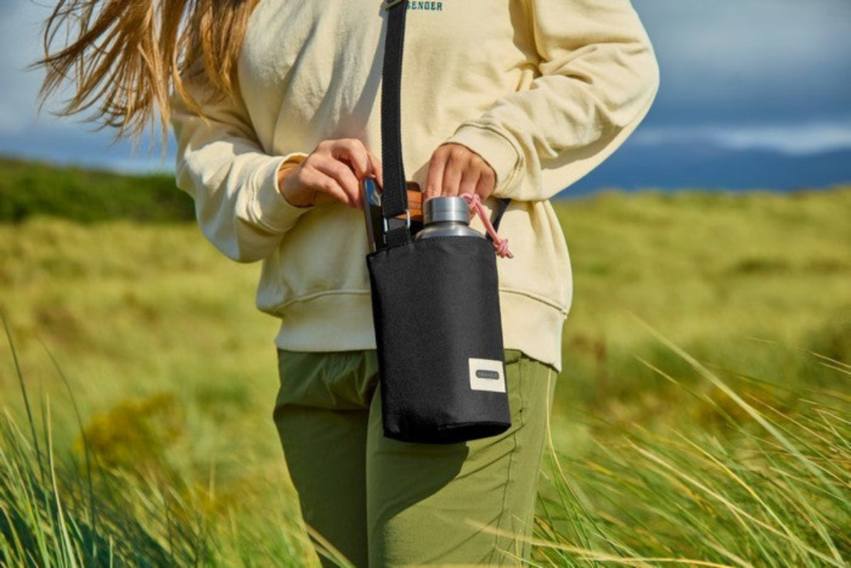 Czarna torba Black+Blum na butelkę – praktyczna, stylowa, z kieszonką i termoizolacją, idealna na spacery i podróże