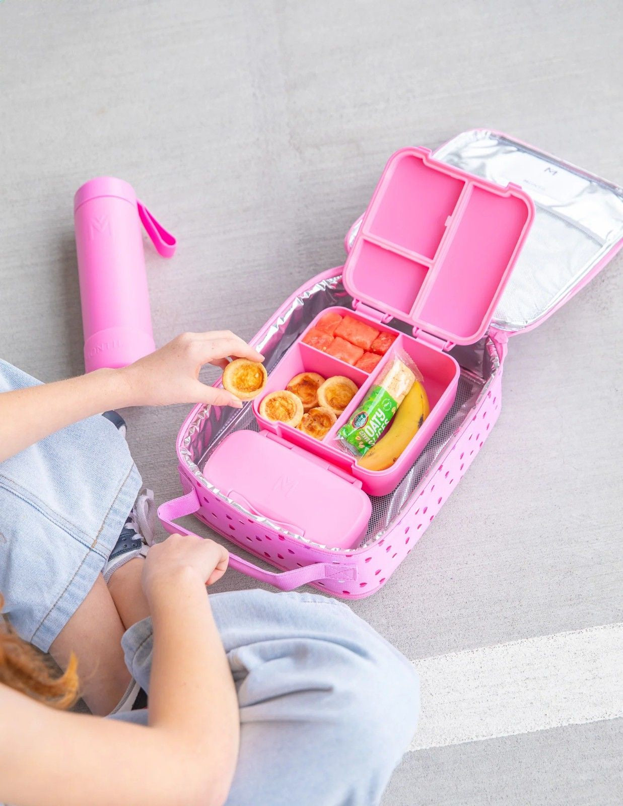 Różowa torba termiczna Montiico Lunch Bag L Sweetheart, mieści śniadaniówkę, owoce i przekąski