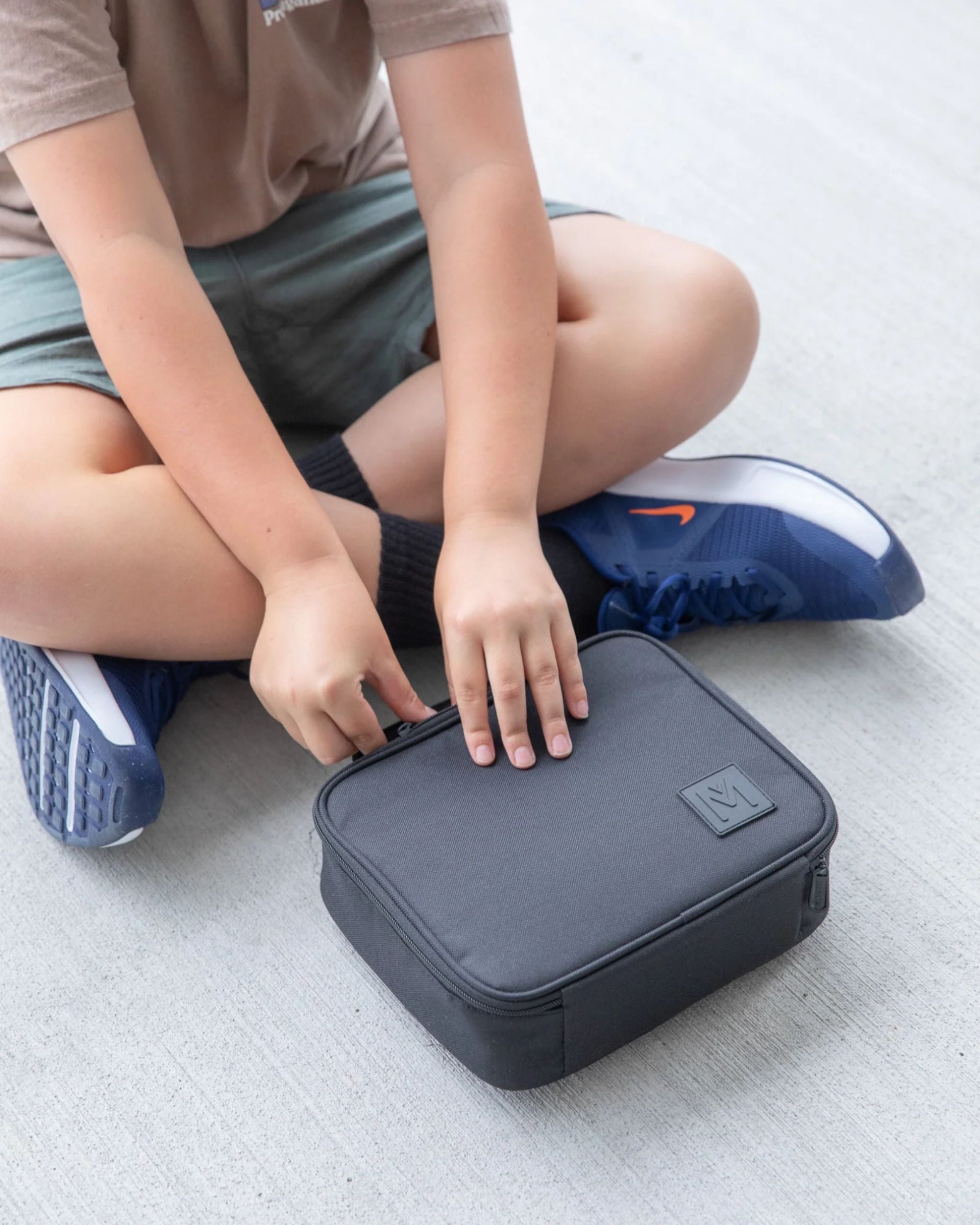 Torba termiczna MontiiCo Midnight M – dwie komory, wkład chłodzący, wodoodporna i trwała, kolor: czarna