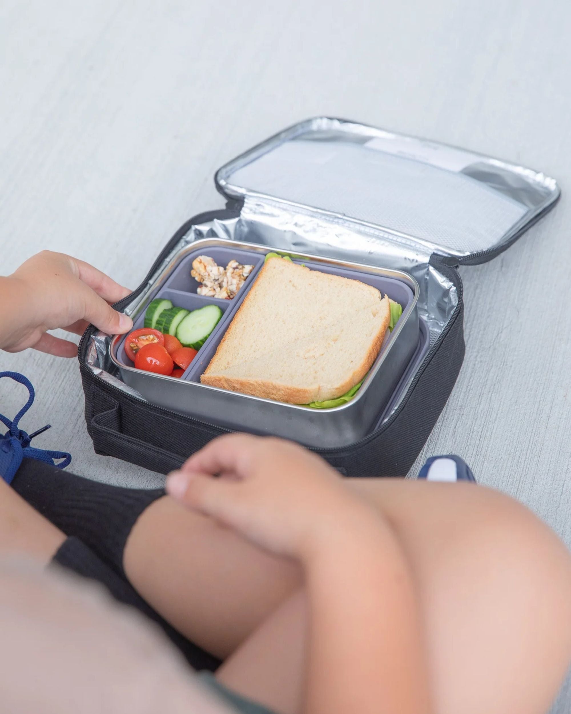 Torba termiczna MontiiCo Midnight M – dwie komory, wkład chłodzący, wodoodporna i trwała, kolor: czarna