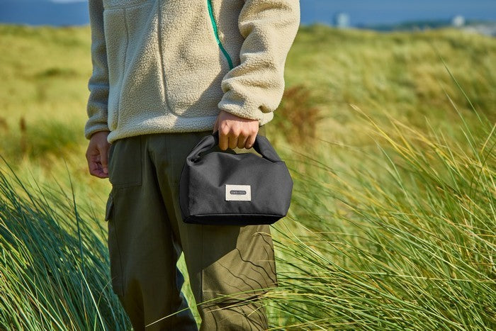 Torba termiczna Black+Blum czarna – lekka, wodoodporna, z materiału z recyklingu PET, idealna na lunch i napoje