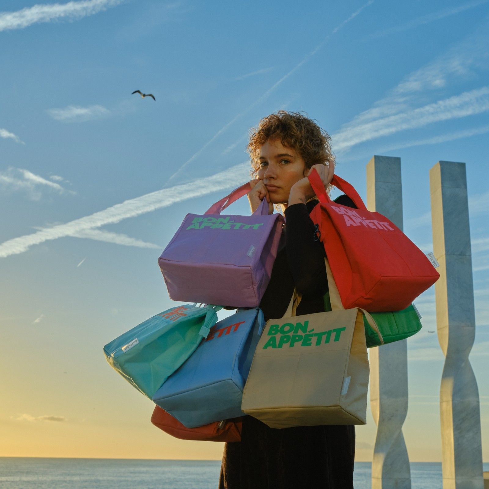 Torba termiczna na lunch Bon Appetit od Helio Ferretti – cała czerwona, z zamkiem i kieszonkami na dodatki, lekka i poręczna
