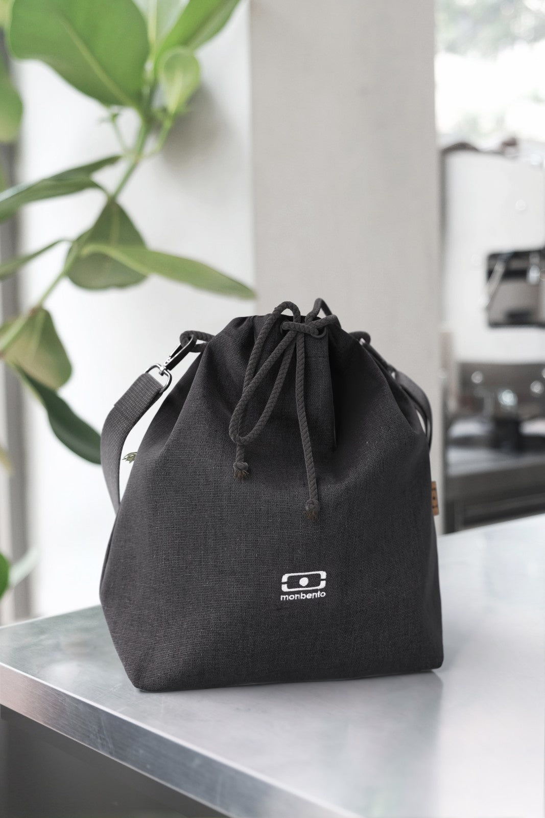 Czarna matowa torba termiczna na lunchbox Monbento Lunchbag z paskiem