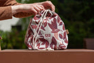 Monbento Lunchbag Red Vegetal – lekka, termoizolowana torba na lunch, idealna do szkoły, pracy i na wycieczki.
