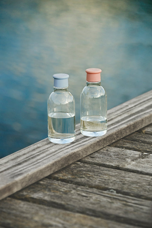 Butelka na wodę i smoothie RIG-TIG DRINK IT Salmon- 500 ml, tritanowa, lekka, szczelna i ekologiczna. Minimalistyczna butelka wielorazowa w różowym odcieniu, z szerokim wlewem.