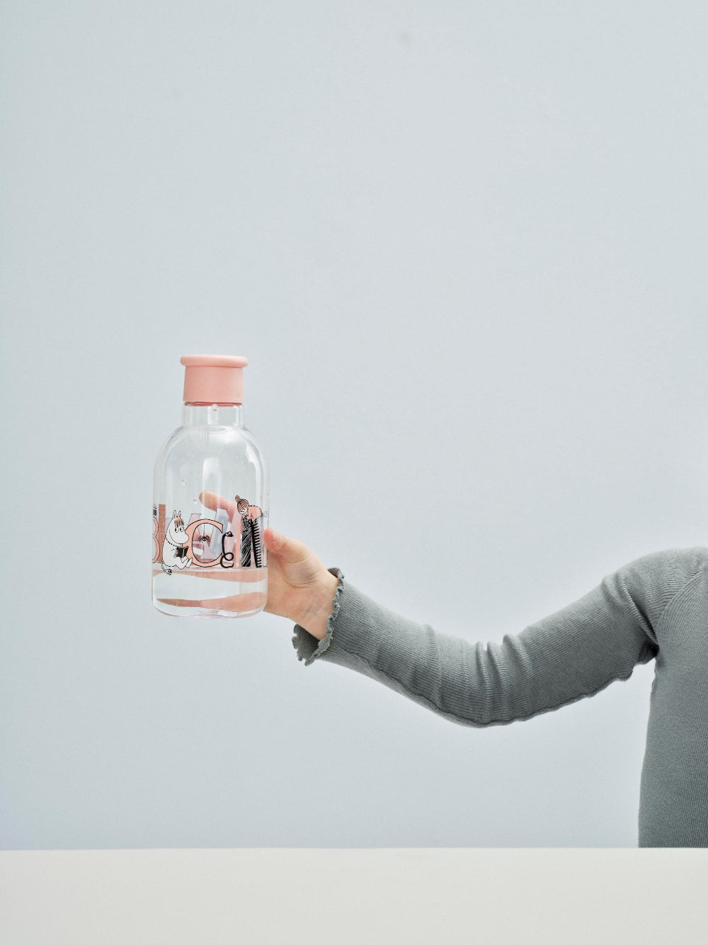 Róźowa butelka na smoothie i wodę RIG-TIG DRIK-IT Salmon- lekka i szczelna butelka z tritanu, szeroki wlew, ekologiczna, ze wzorem Muminków.