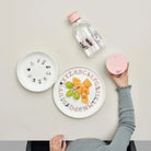 Róźowa butelka na smoothie i wodę RIG-TIG DRIK-IT Salmon- lekka i szczelna butelka z tritanu, szeroki wlew, ekologiczna, ze wzorem Muminków.