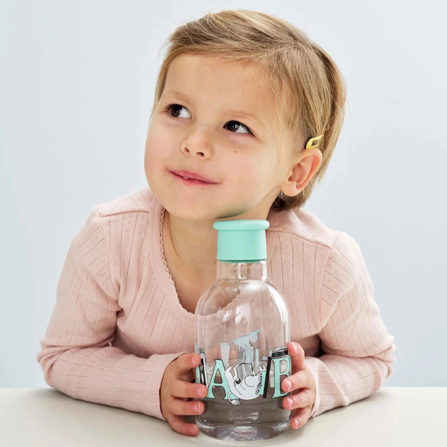 Turkusowa butelka na smoothie i wodę RIG-TIG DRIK-IT Turqouise - lekka i szczelna butelka z tritanu, szeroki wlew, ekologiczna, ze wzorem Muminków.