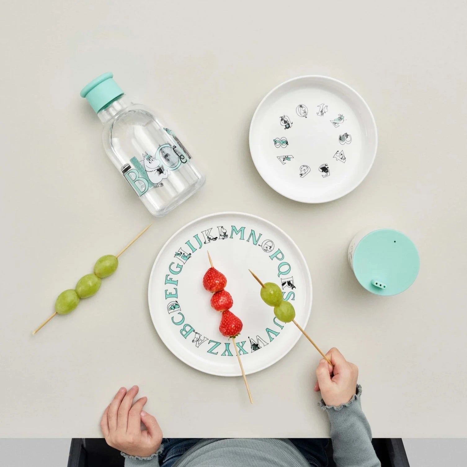 Turkusowa butelka na smoothie i wodę RIG-TIG DRIK-IT Turqouise - lekka i szczelna butelka z tritanu, szeroki wlew, ekologiczna, ze wzorem Muminków.