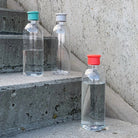 Butelka na wodę RIG-TIG DRINK IT Aqua - 750 ml, tritanowa, lekka, szczelna i ekologiczna. Minimalistyczna butelka wielorazowa w niebieskim odcieniu.