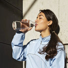 Butelka na wodę RIG-TIG DRINK IT Aubergine - 750 ml, tritanowa, lekka, szczelna i ekologiczna. Minimalistyczna butelka wielorazowa w fioletowym odcieniu.