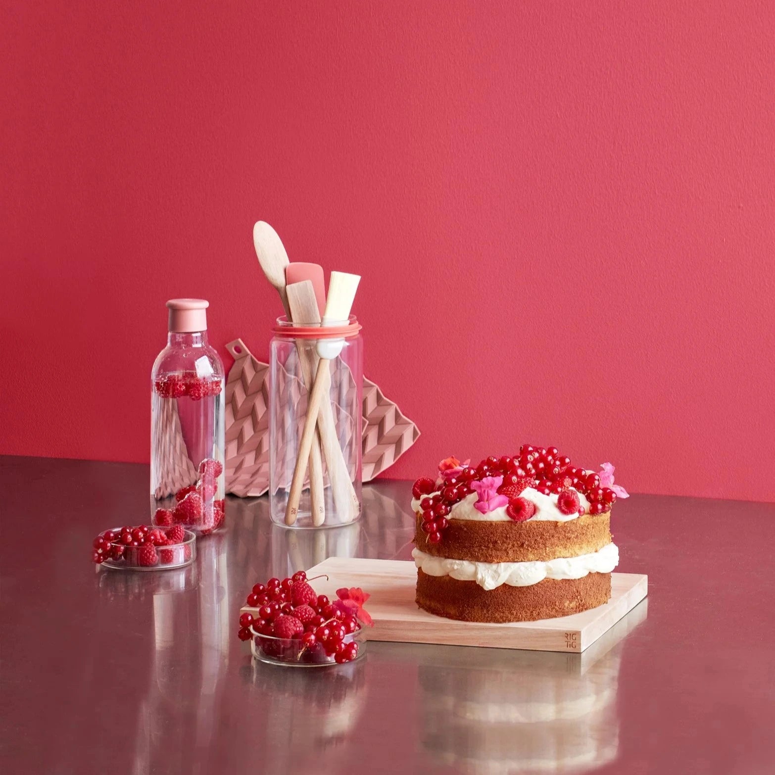 Butelka na wodę RIG-TIG DRINK IT Misty Rose - 750 ml, tritanowa, lekka, szczelna i ekologiczna. Minimalistyczna butelka wielorazowa w różowym odcieniu.