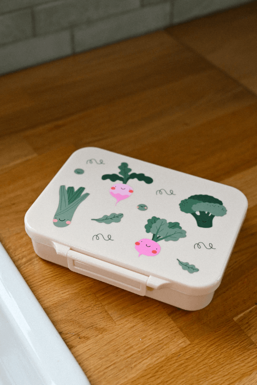Tritanowy lunch box dla dzieci The Cotton Cloud– kompaktowy, kolorowy i bezpieczny, z pojemnością 850 ml, wzór: warzywa