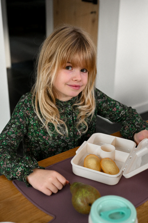 Tritanowy lunch box dla dzieci The Cotton Cloud– kompaktowy, kolorowy i bezpieczny, z pojemnością 850 ml, wzór: warzywa