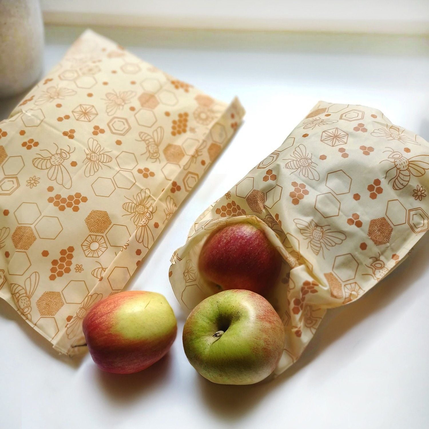 Woreczek na żywność BeePack Bees – wielorazowe opakowanie z bawełny,  antybakteryjny, bez plastiku, wzór: pszczoły