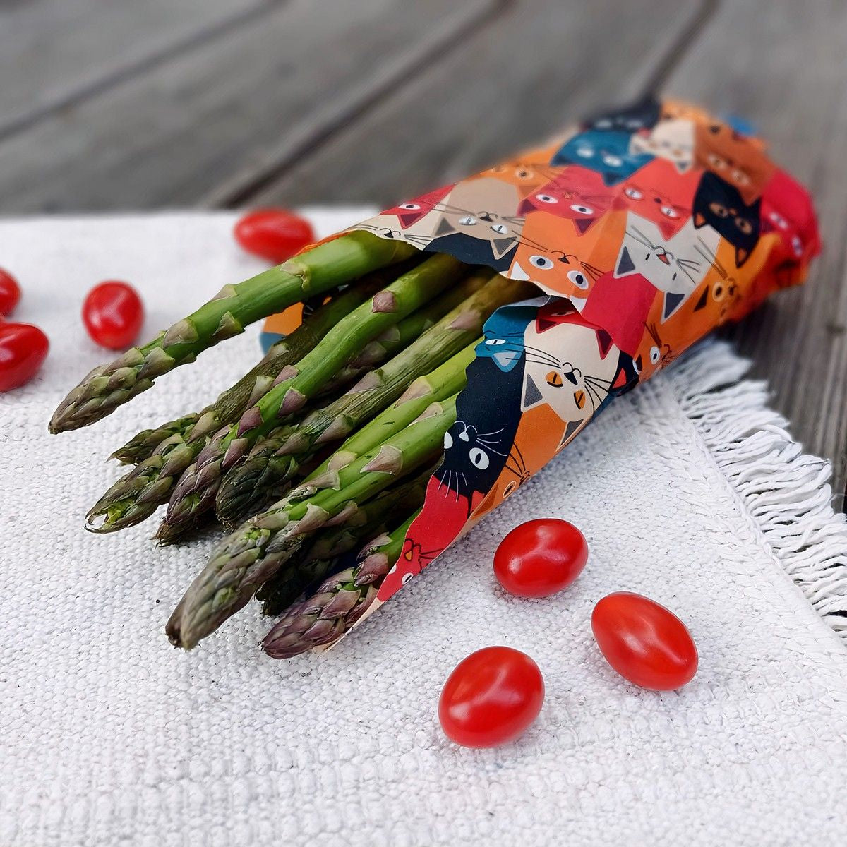 Woskowijka do kanapek BeePack® M Cats – ekologiczne, wielorazowe opakowanie na żywność z naturalnych materiałów, zero plastiku, wzór: koty