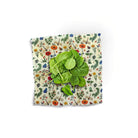 Woskowijka do kanapek BeePack® M – ekologiczne, wielorazowe opakowanie na żywność z naturalnych materiałów, zero plastiku, wzór: łąka