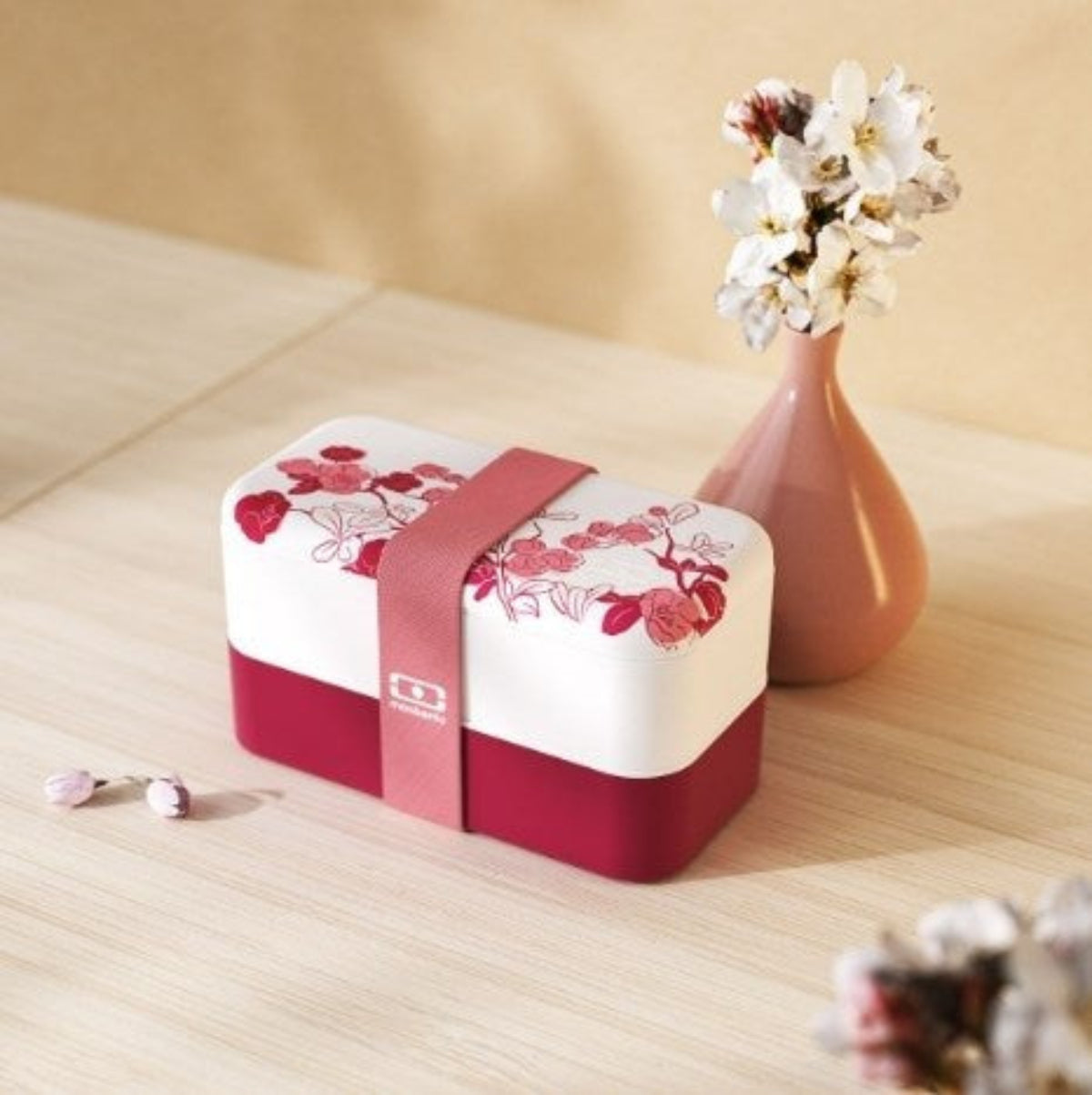 Monbento Gift Box Magnolia – zestaw prezentowy, lunchbox 1 L, butelka 0,5 L i torba, zestaw sztućców, szczelny, stylowy i idealny na prezent, kolor: różowy