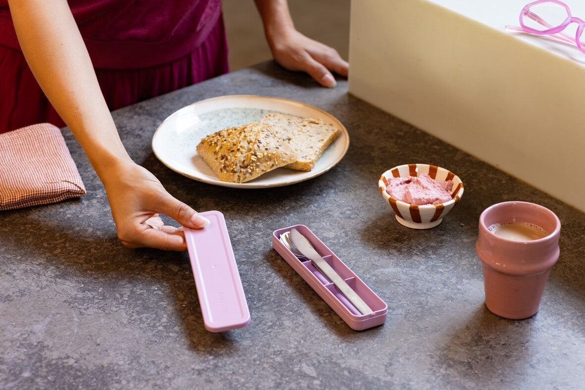 Zestaw sztućców Make&Take Lilac Pink od Brabantia - nóż, łyżka i widelec, stal nierdzewna, etui, wielokrotnego użytku,  kompaktowe, na wynos, kolor: różowy