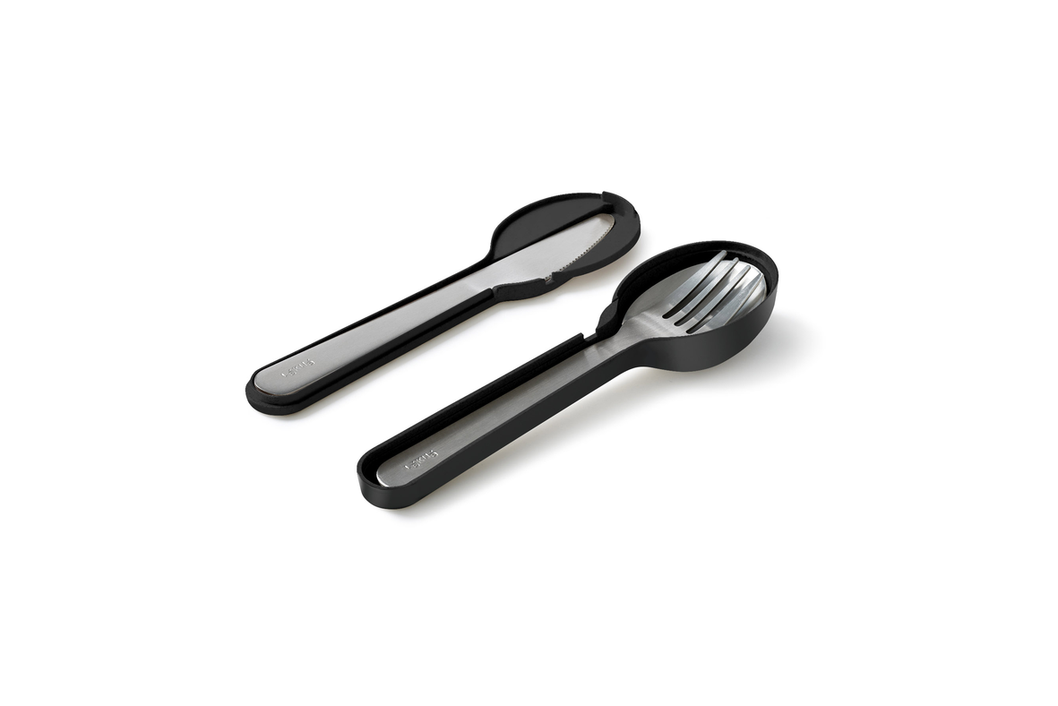 Zestaw sztućców Lekue To Go Black – stal nierdzewna, widelec, nóż i łyżka w etui, kolor: czarny