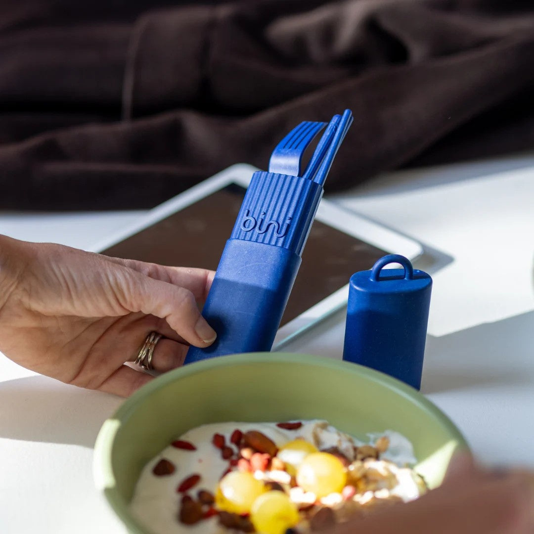 Niebieskie sztućce z surowców odnawialnych Bini Kit wyprodukowane w Europie
