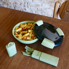 Etui ze sztućcami Bini Kit Olive – łyżka, widelec, patyczki i nóż w zestawie