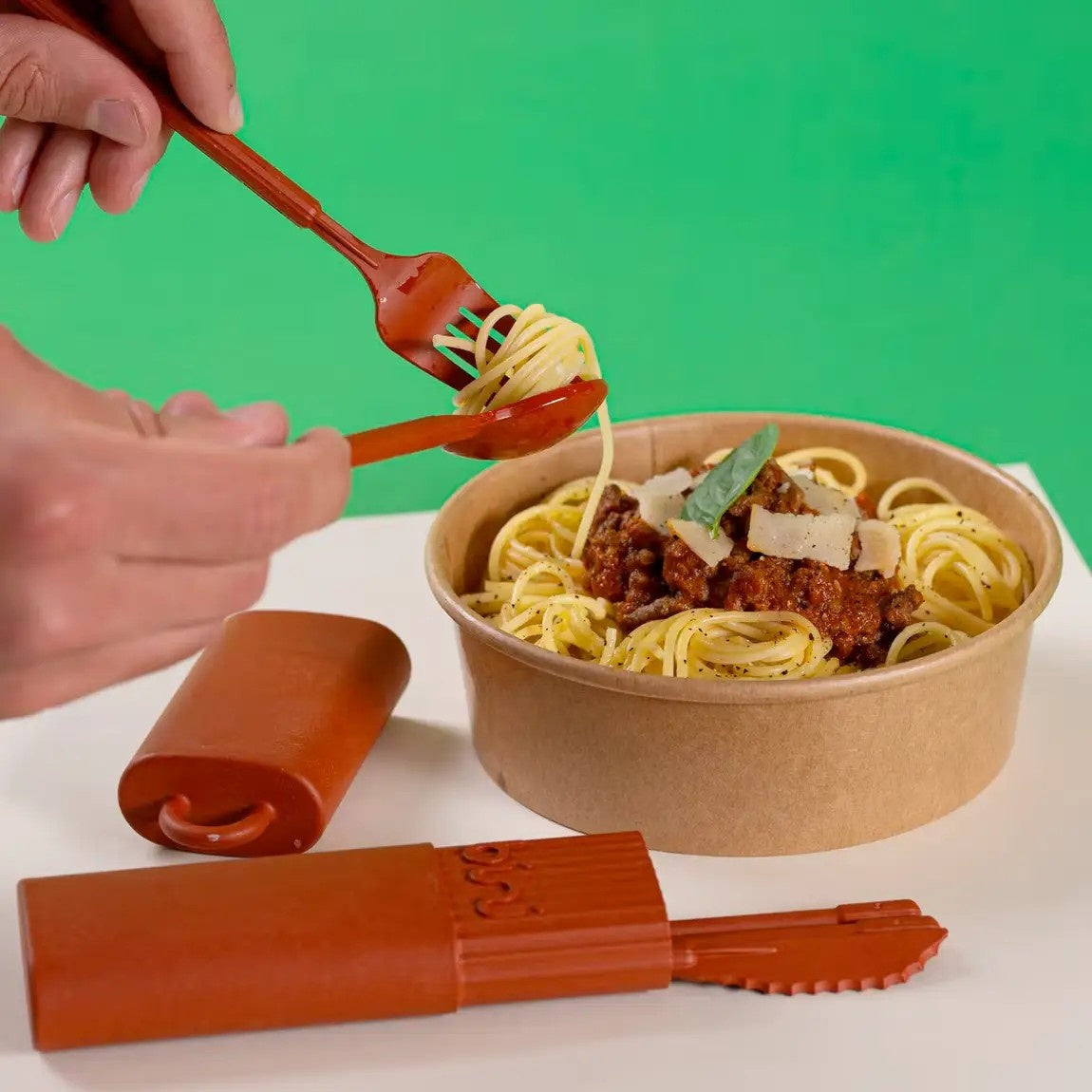 Bini Kit Terracotta – czerwony zestaw łyżki, widelca, noża i pałeczek w etui